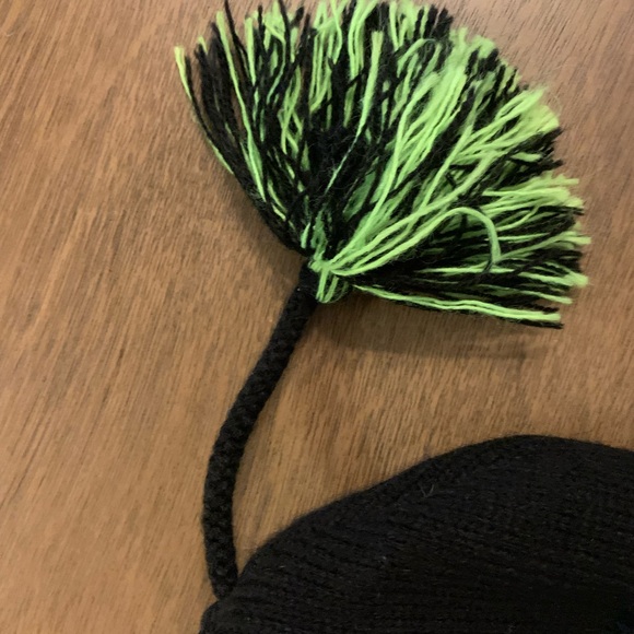 Iditarod  Black and Green Pom-Pom Beanie With Ear Flaps Unisex - Picture 3 of 3